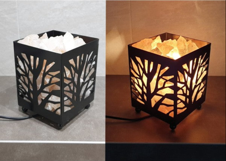 Lámpara de Sal del Himalaya con Árbol de la Vida en Metal Negro – Luz Natural para Armonía, Purificación y Energía Vital