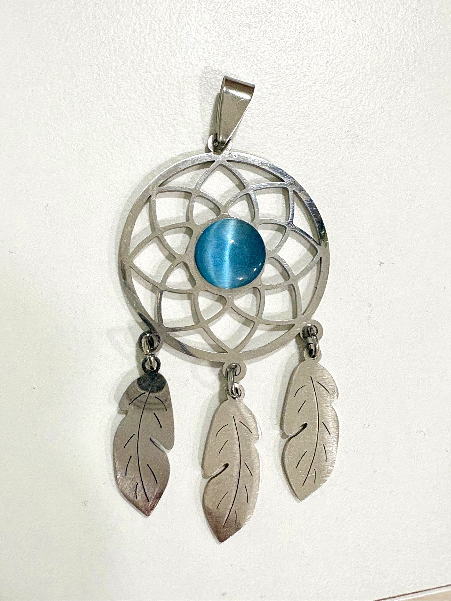 Colgante Atrapasueños en Acero con Ojo de Gato: Protección y Estilo