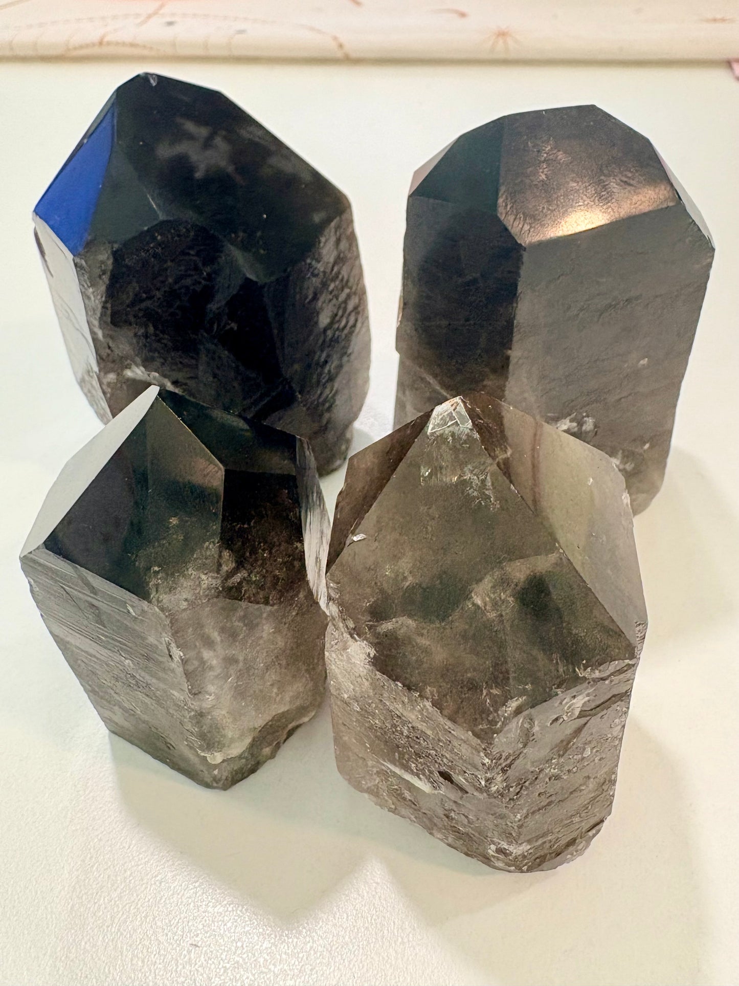 Generador de Cuarzo Ahumado – Cristal Natural para Protección, Enraizamiento y Transmutación Energética