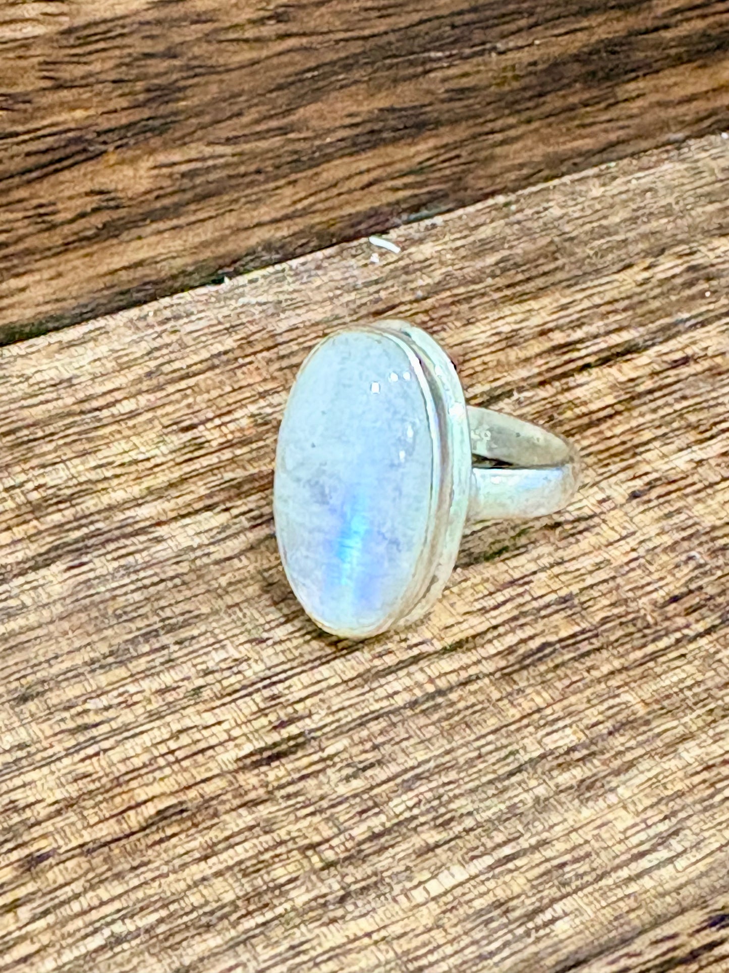 Anillo Adaptable con Piedra Luna en Plata – Joya para Intuición, Ciclos Femeninos y Armonía Emocional