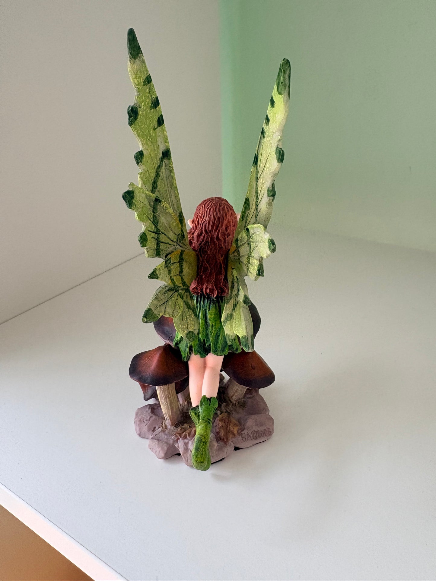 Figura Hada Sul en Seta con Alas Verdes Pintada a Mano – Decoración Mágica y Artesanal