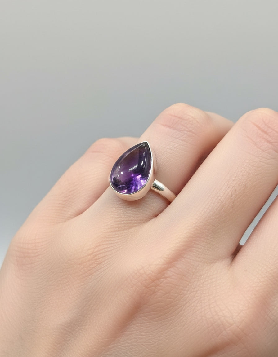 Anillo Adaptable de Cabujón de Amatista en Plata – Joya para Intuición, Serenidad y Protección Energética