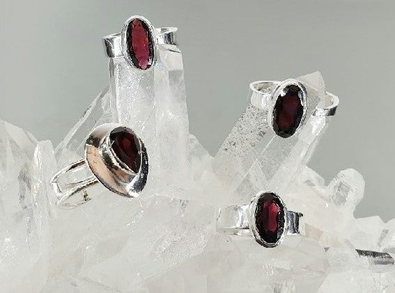 Anillo Adaptable con Granate en Plata – Joya para Fuerza Interior, Pasión y Protección Energética