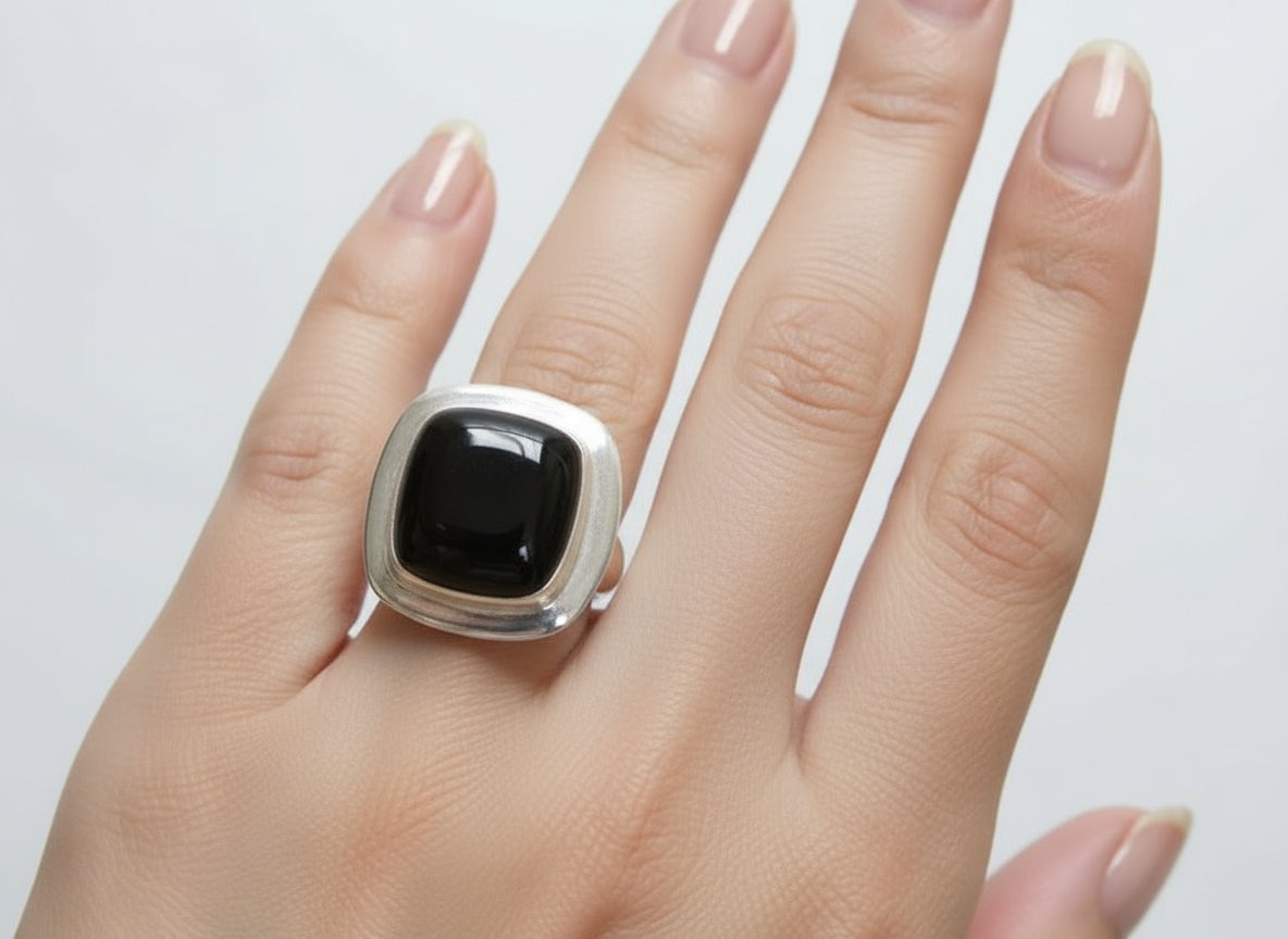 Anillo Cabujón de Ónix en Plata Adaptable – Joya para Protección, Enraizamiento y Elegancia Energética