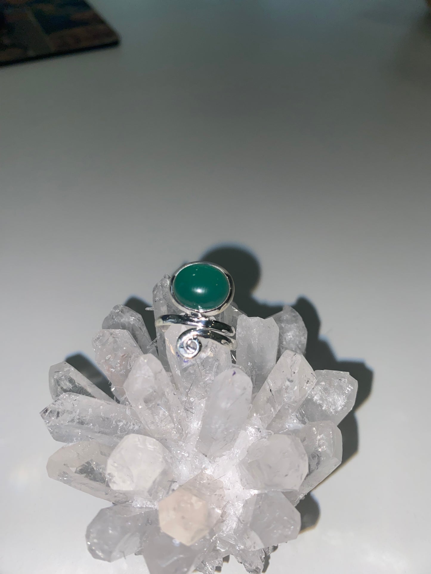 Anillo Ajustable de Plata de Ley con Venturina Verde: Equilibrio y Elegancia
