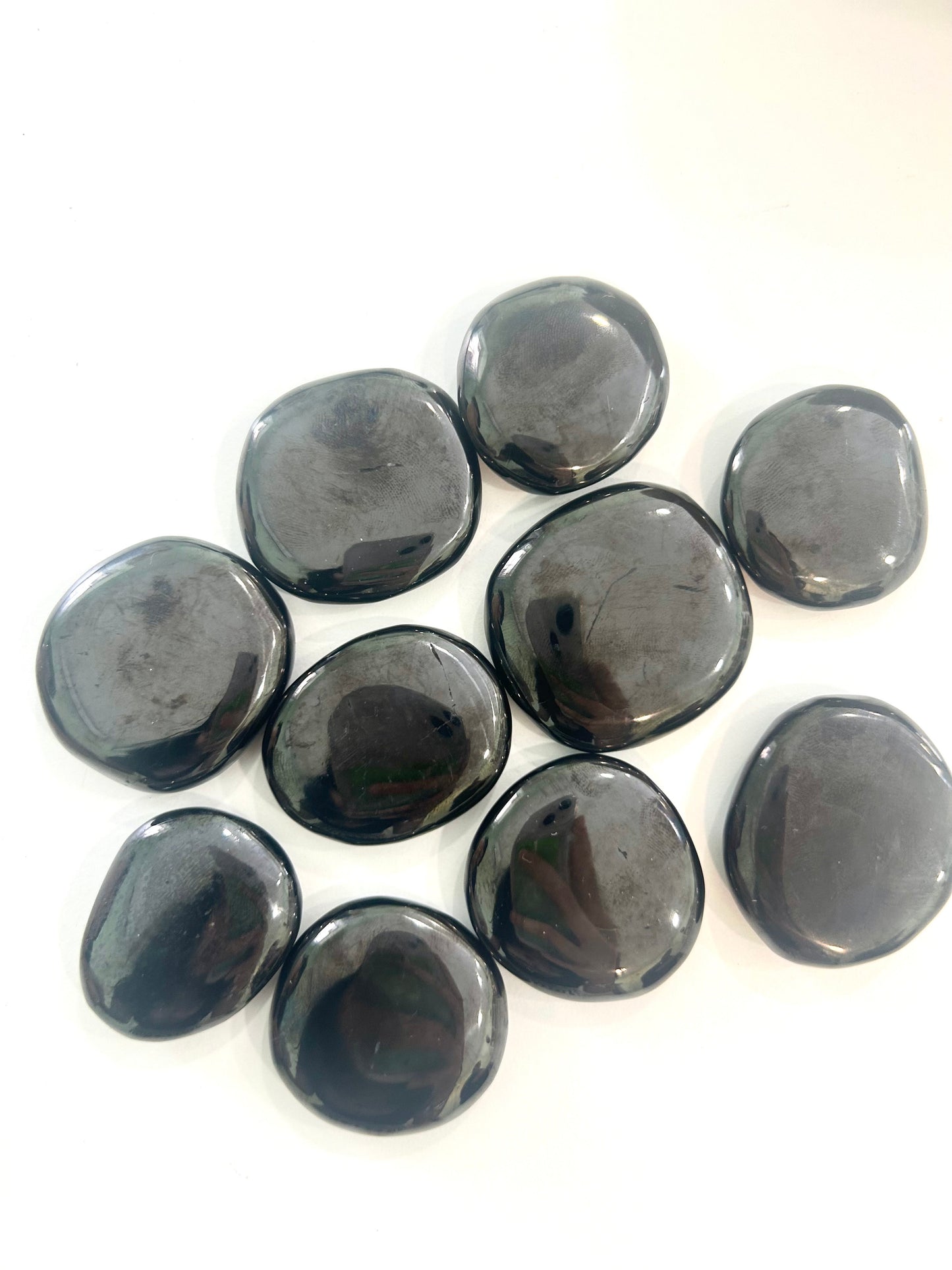 Rodado Plano de Azabache – Amuleto Natural para Protección, Enraizamiento y Limpieza Energética