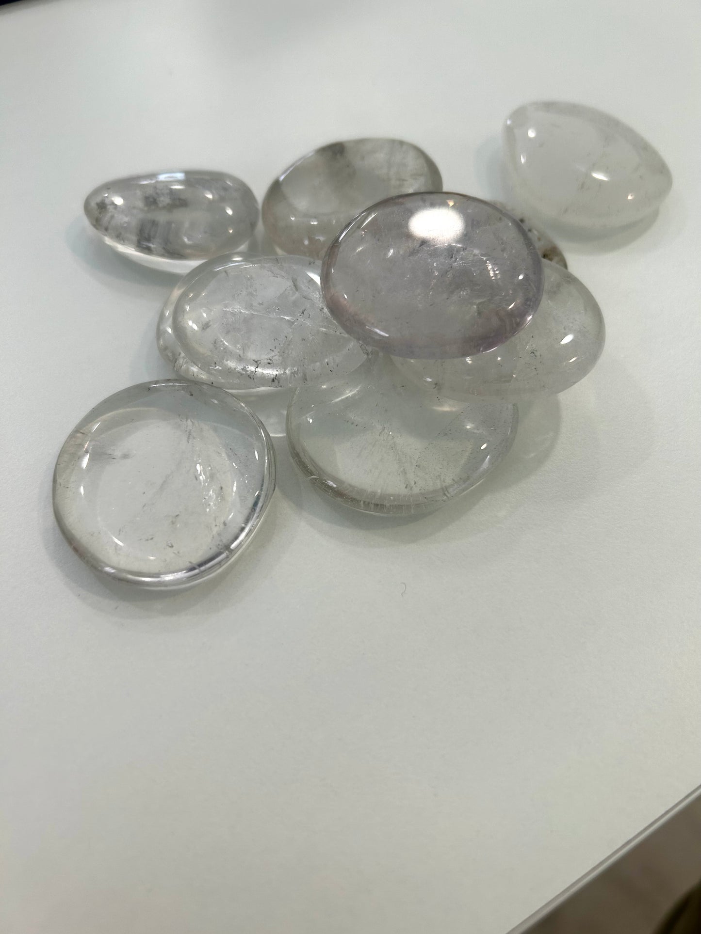 Rodado Plano de Cuarzo – Piedra Natural para Energía, Claridad y Armonía Interior