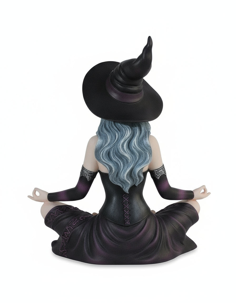 Dolly-Bruja Yoga Pintada a Mano – Figura Artesanal de Bruja en Postura de Meditación