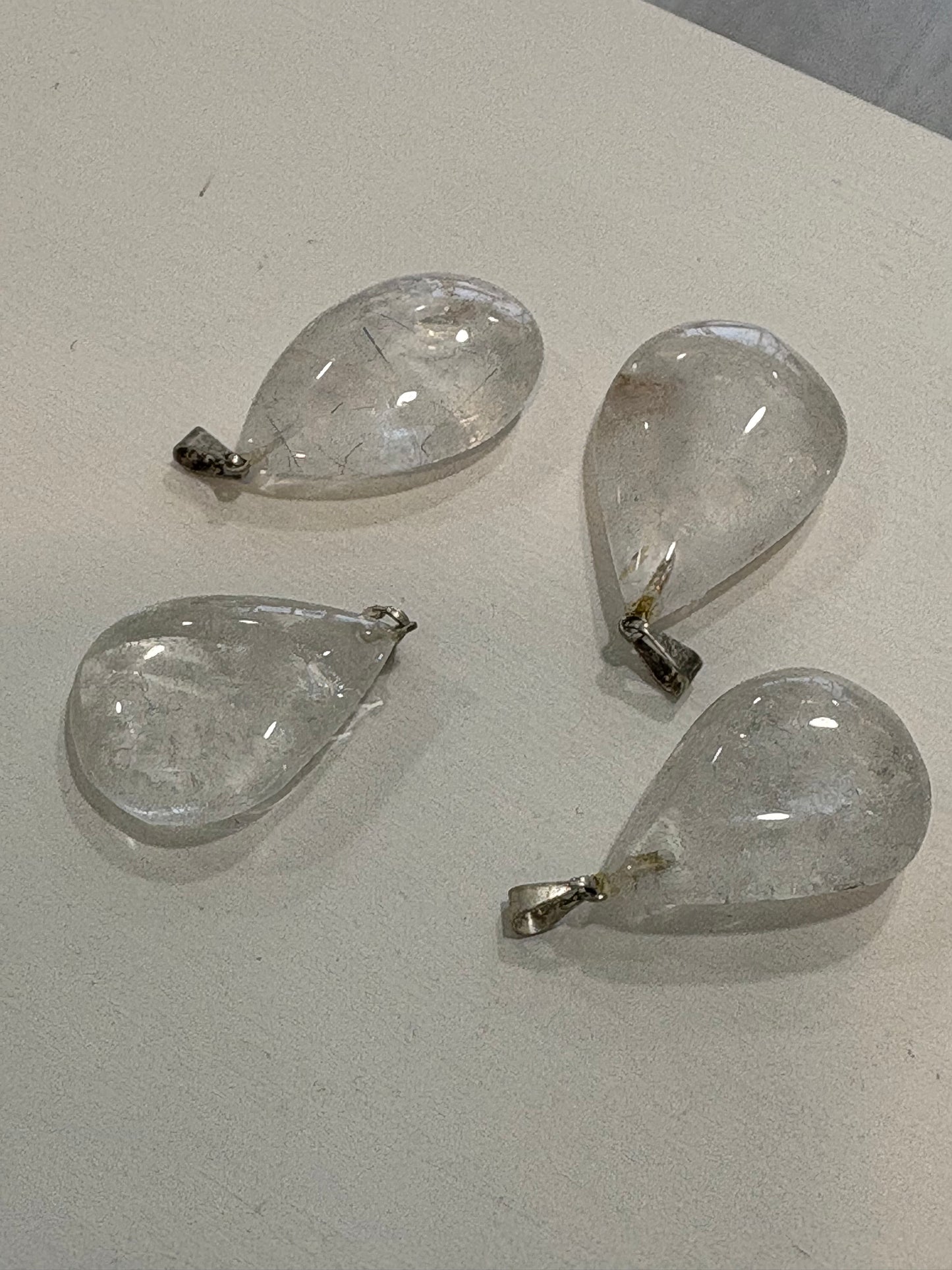 Colgante Gota de Cuarzo – Elegancia Natural y Energía Positiva