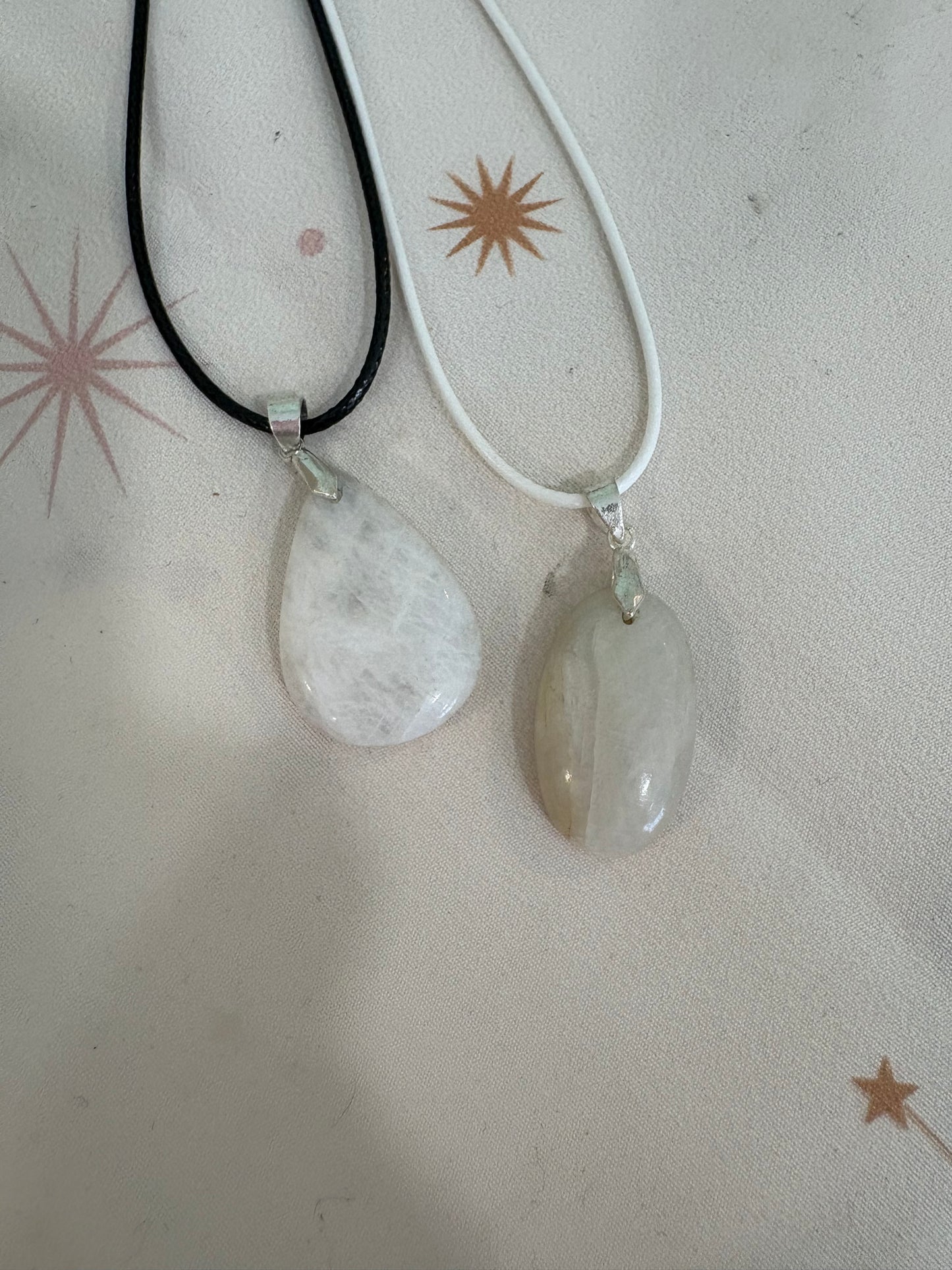 Colgante Gota de Piedra Luna – Elegancia Mística y Energía Femenina
