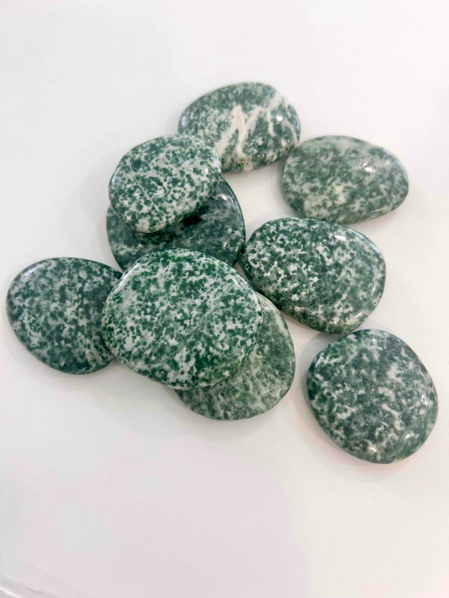 Rodado Plano de Jaspe de Mariposa – Piedra Natural para Transformación, Armonía y Belleza Interior