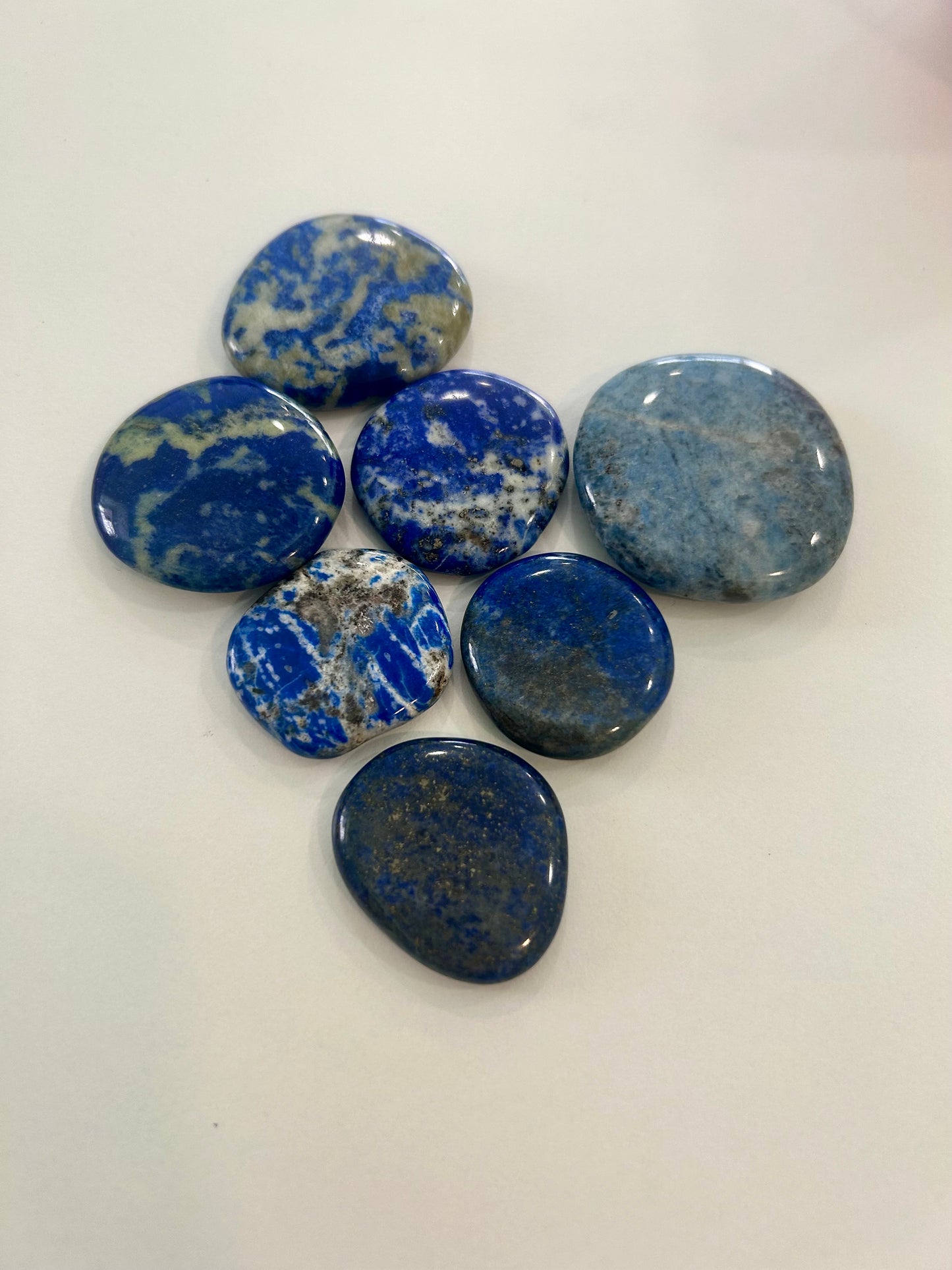 Rodado Plano de Lapislázuli – Piedra Natural para Intuición, Sabiduría y Comunicación Consciente