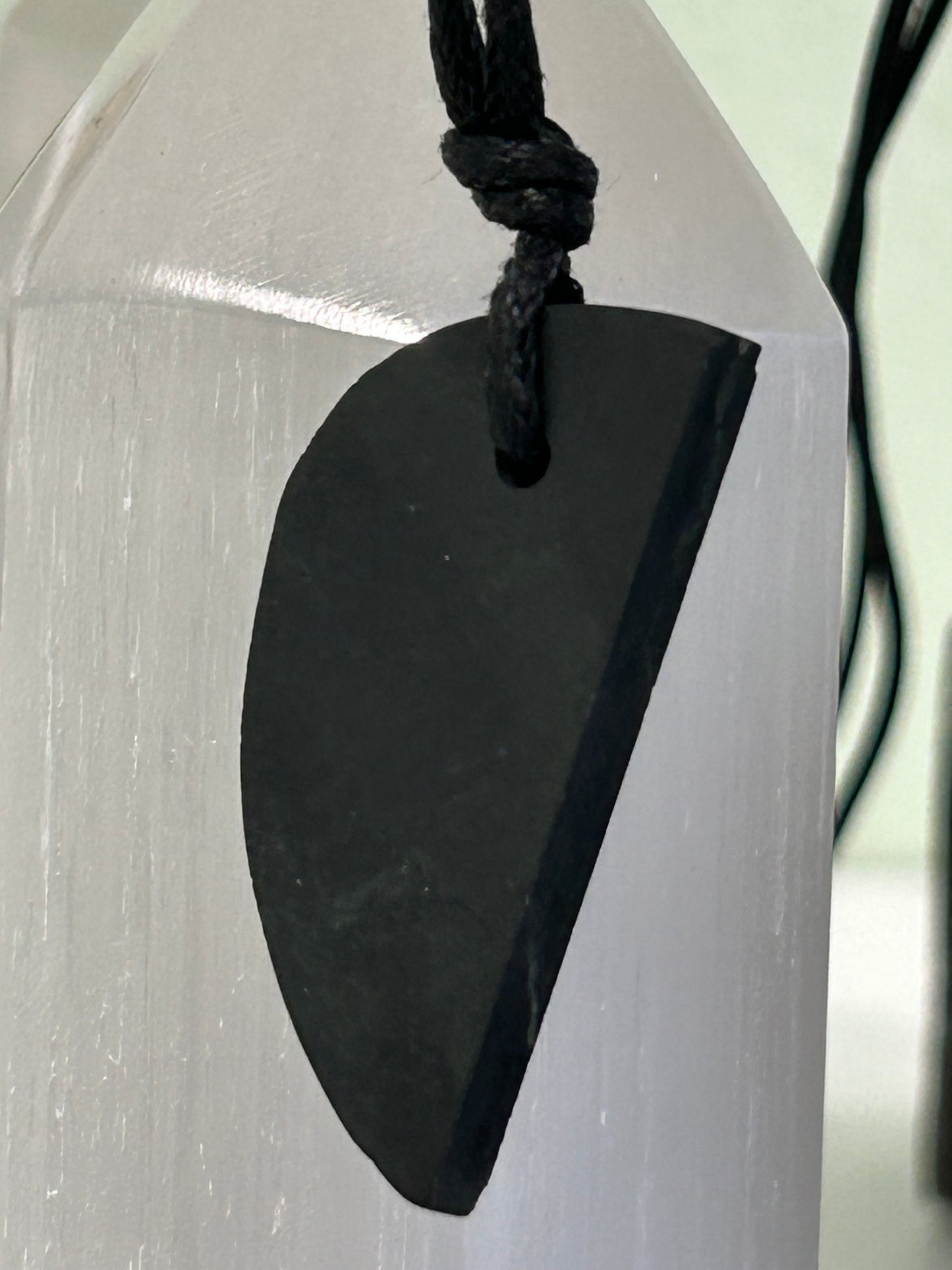 Colgante Media Luna de Shungita: Protección Energética con Estilo