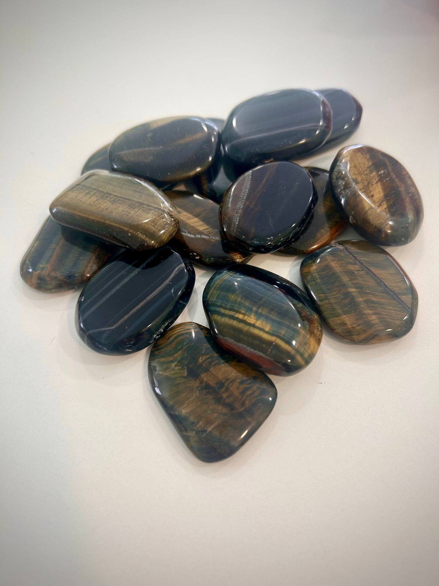 Rodado Plano de Ojo de Halcón – Piedra Natural para Visión Interior, Protección y Claridad Mental