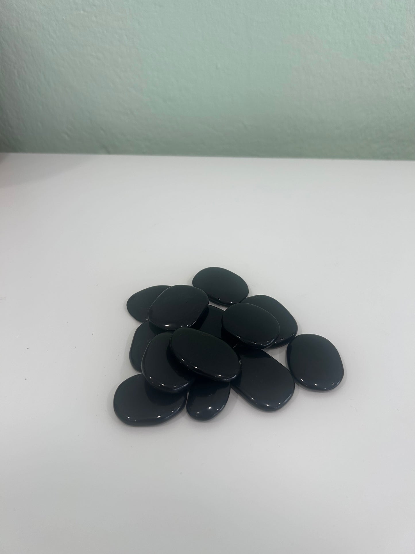 Rodado Plano de Ónix – Piedra Natural para Protección, Fortaleza y Control Emocional