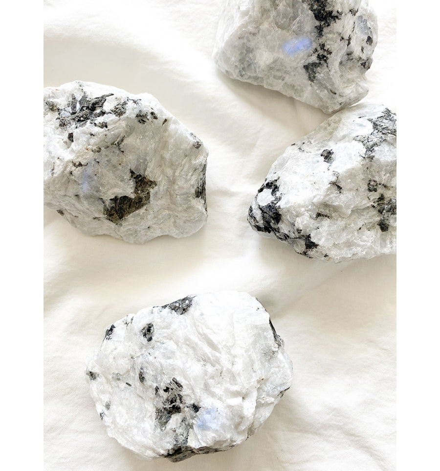 Piedra Luna – Mineral Natural para Intuición, Ciclos Femeninos y Energía Lunar