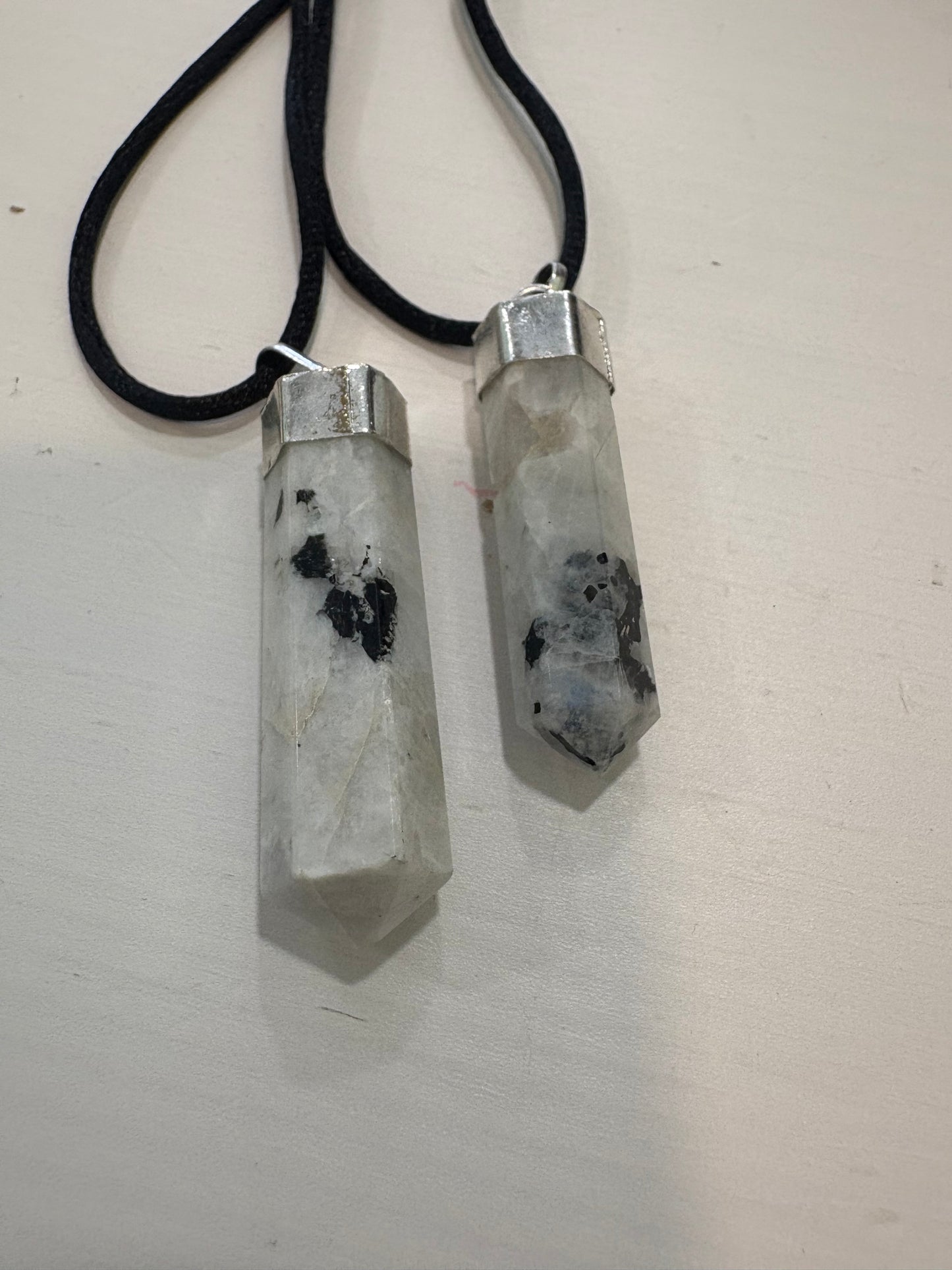 Colgante Punta de Piedra Luna – Intuición, Feminidad y Energía Lunar