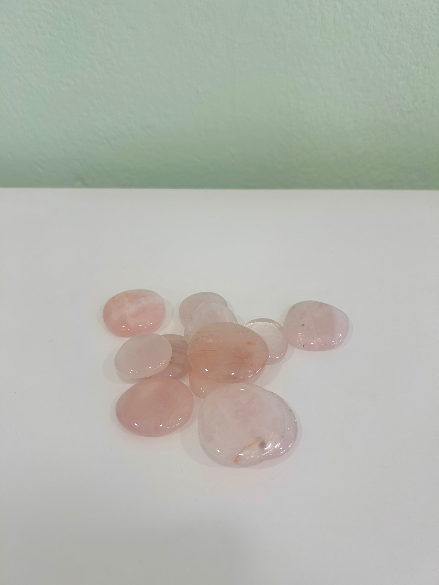 Rodado Plano de Cuarzo Rosa – Piedra Natural para Amor, Sanación Emocional y Armonía Interior