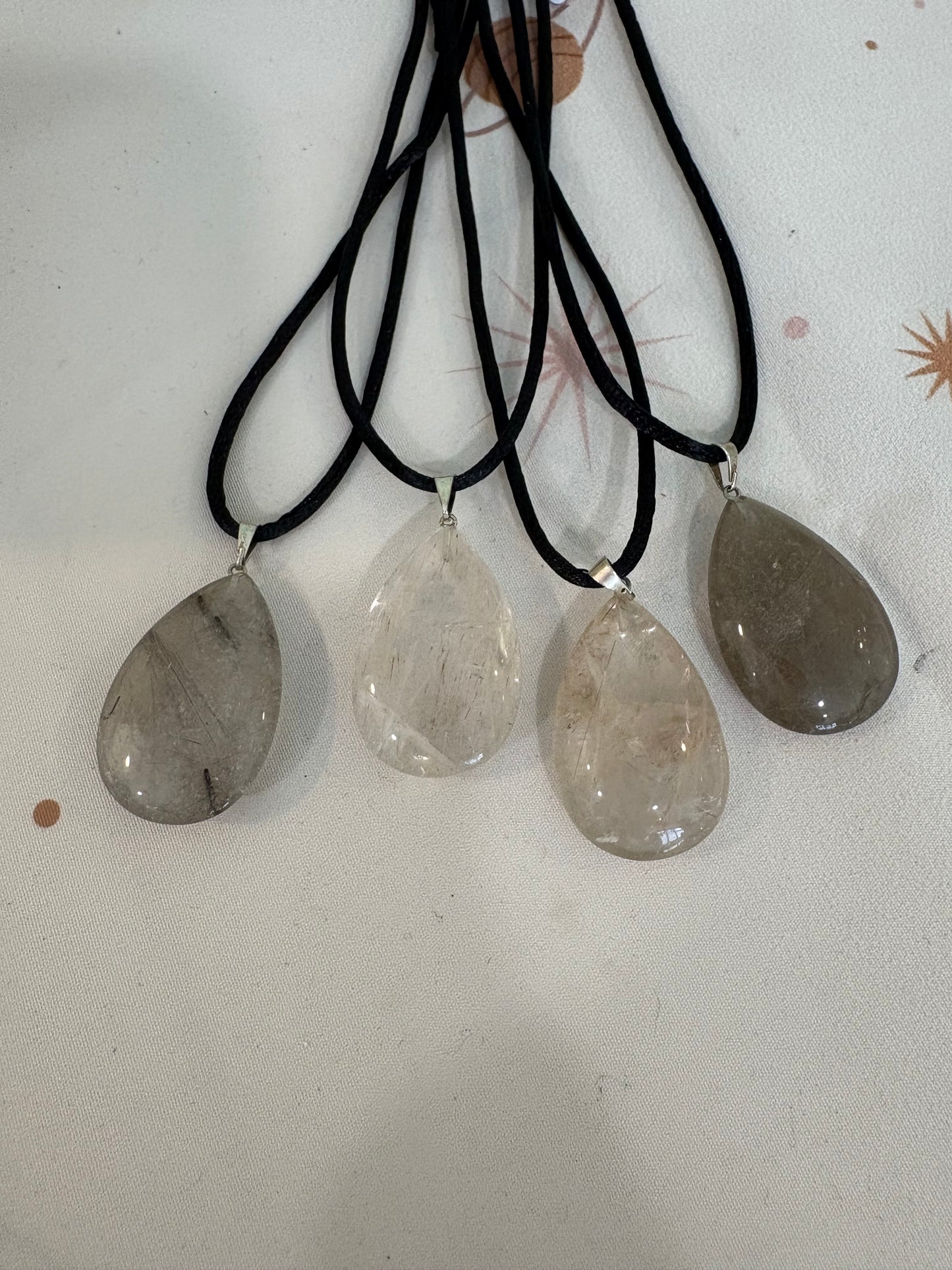 Colgante Gota de Cuarzo Rutilado – Claridad Mental y Energía Amplificada