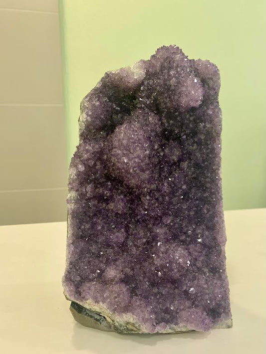 Drusa de amatista de Uruguay, con un peso de 3.700 kg