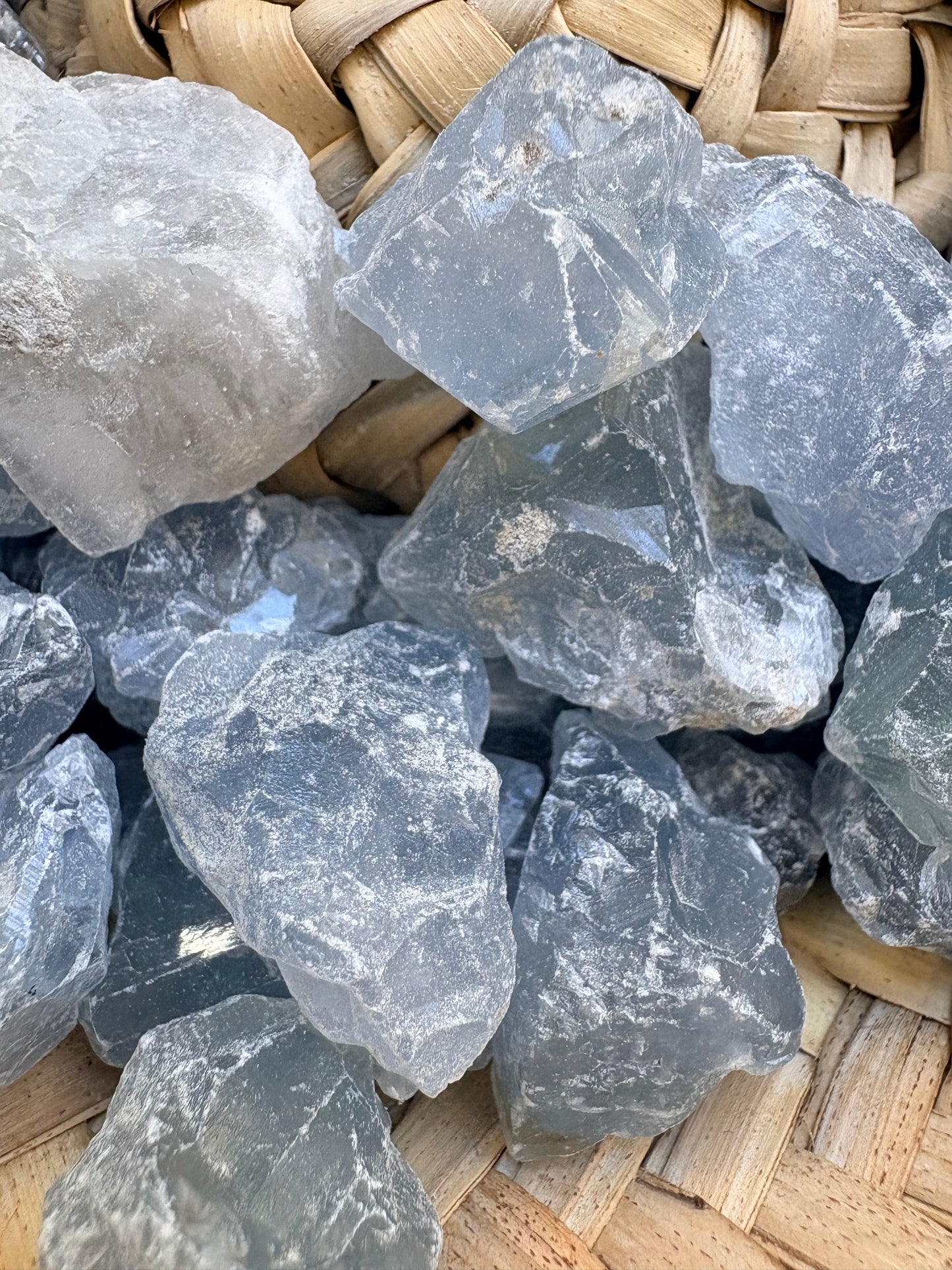 Celestita en Bruto – Piedra Natural para Paz Interior, Conexión Espiritual y Armonía