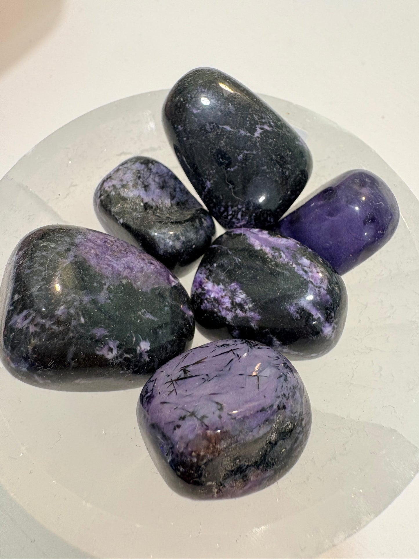 Rodado de Charoita – Piedra Natural para Transformación Espiritual y Protección Energética