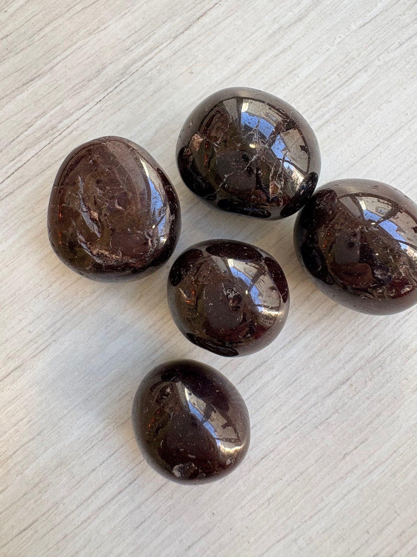 Rodado de Granate – Piedra Natural para Fuerza Interior, Pasión y Protección Energética