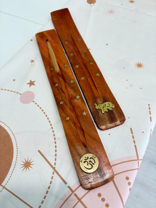 🌿 Porta Incienso de Madera con Símbolos Dorados – Elefante & Om | Artesanía Espiritual