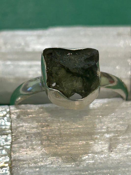 Anillo de Plata de Primera Ley con Moldavita de 2–3 g (avalada por gemólogo)