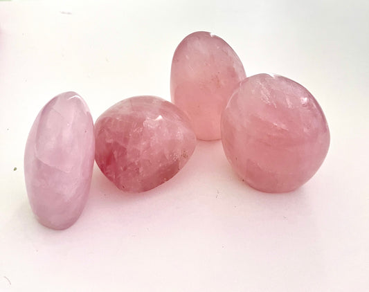 Cuarzo rosa pulido con base