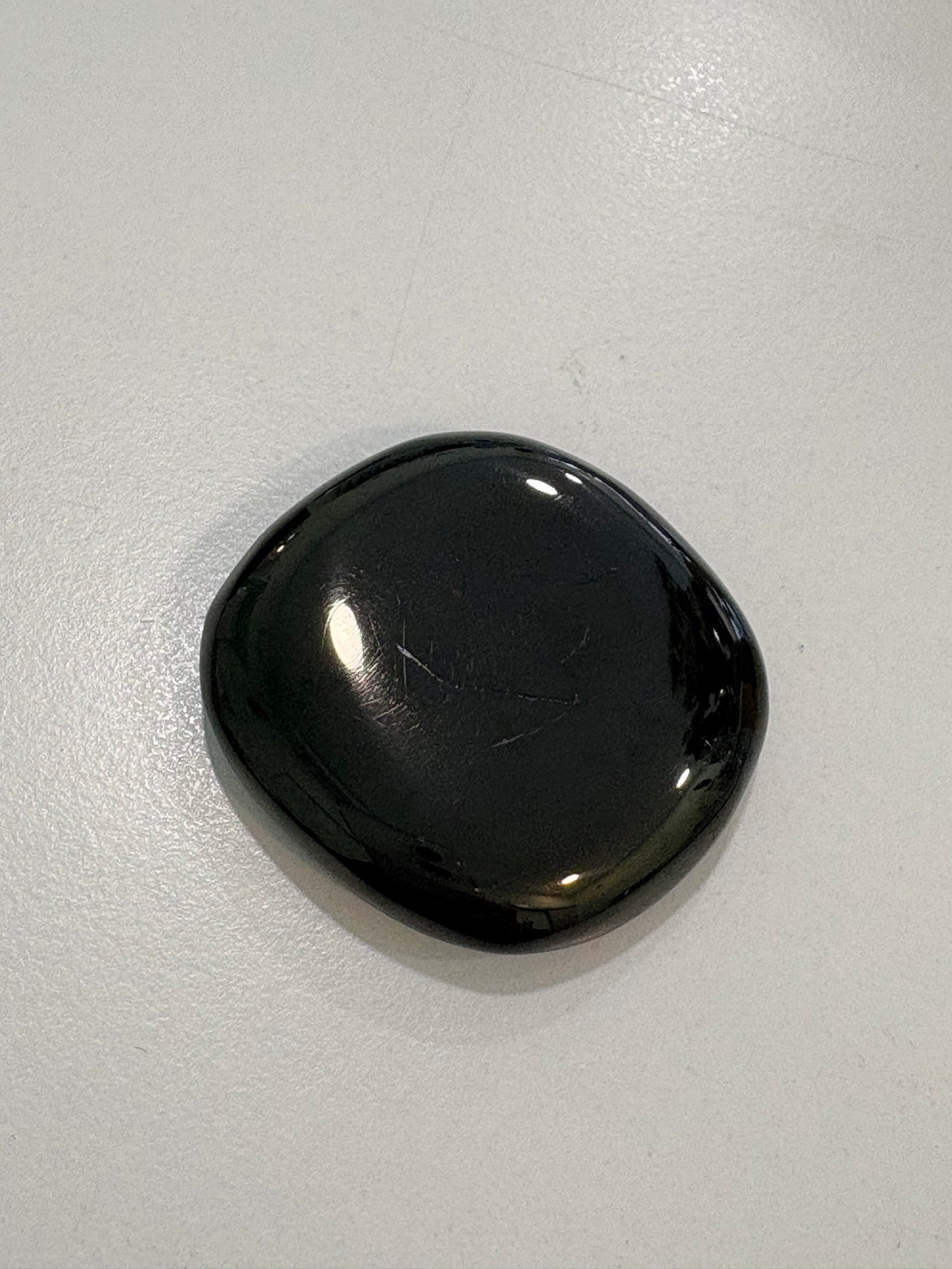 Rodado Plano de Azabache – Amuleto Natural para Protección, Enraizamiento y Limpieza Energética