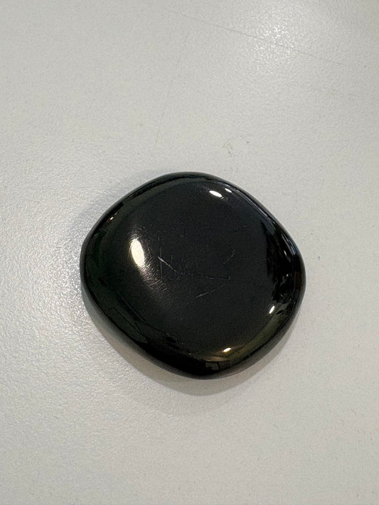 Rodado Plano de Azabache – Amuleto Natural para Protección, Enraizamiento y Limpieza Energética