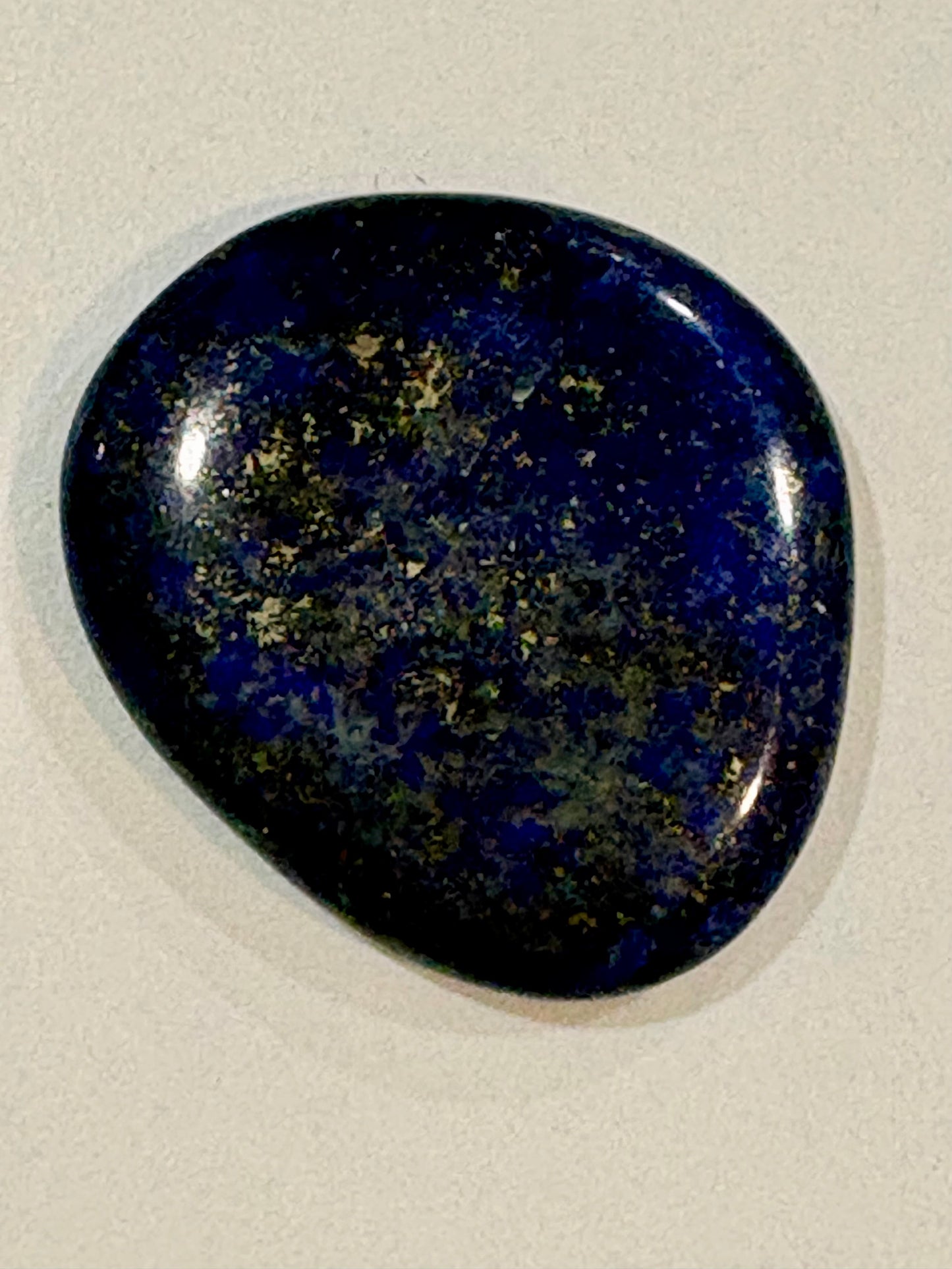 Rodado Plano de Lapislázuli – Piedra Natural para Intuición, Sabiduría y Comunicación Consciente