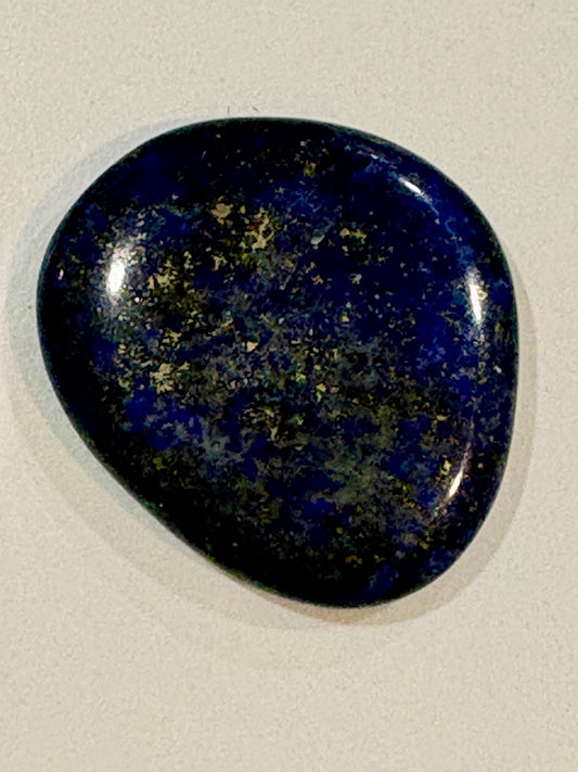 Rodado Plano de Lapislázuli – Piedra Natural para Intuición, Sabiduría y Comunicación Consciente
