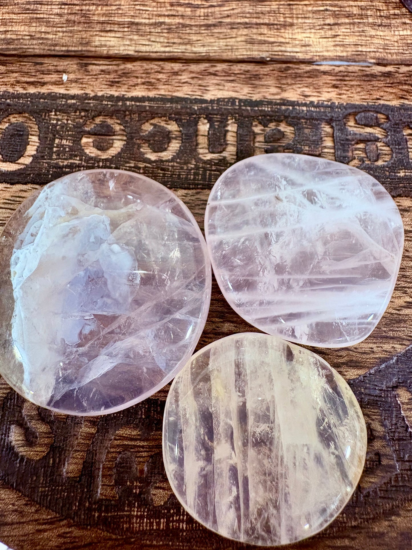 Rodado Plano de Cuarzo Rosa – Piedra Natural para Amor, Sanación Emocional y Armonía Interior