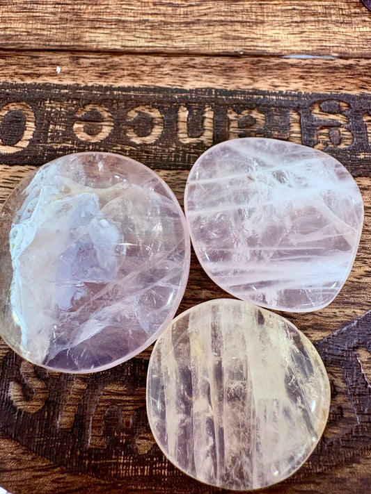 Rodado Plano de Cuarzo Rosa – Piedra Natural para Amor, Sanación Emocional y Armonía Interior