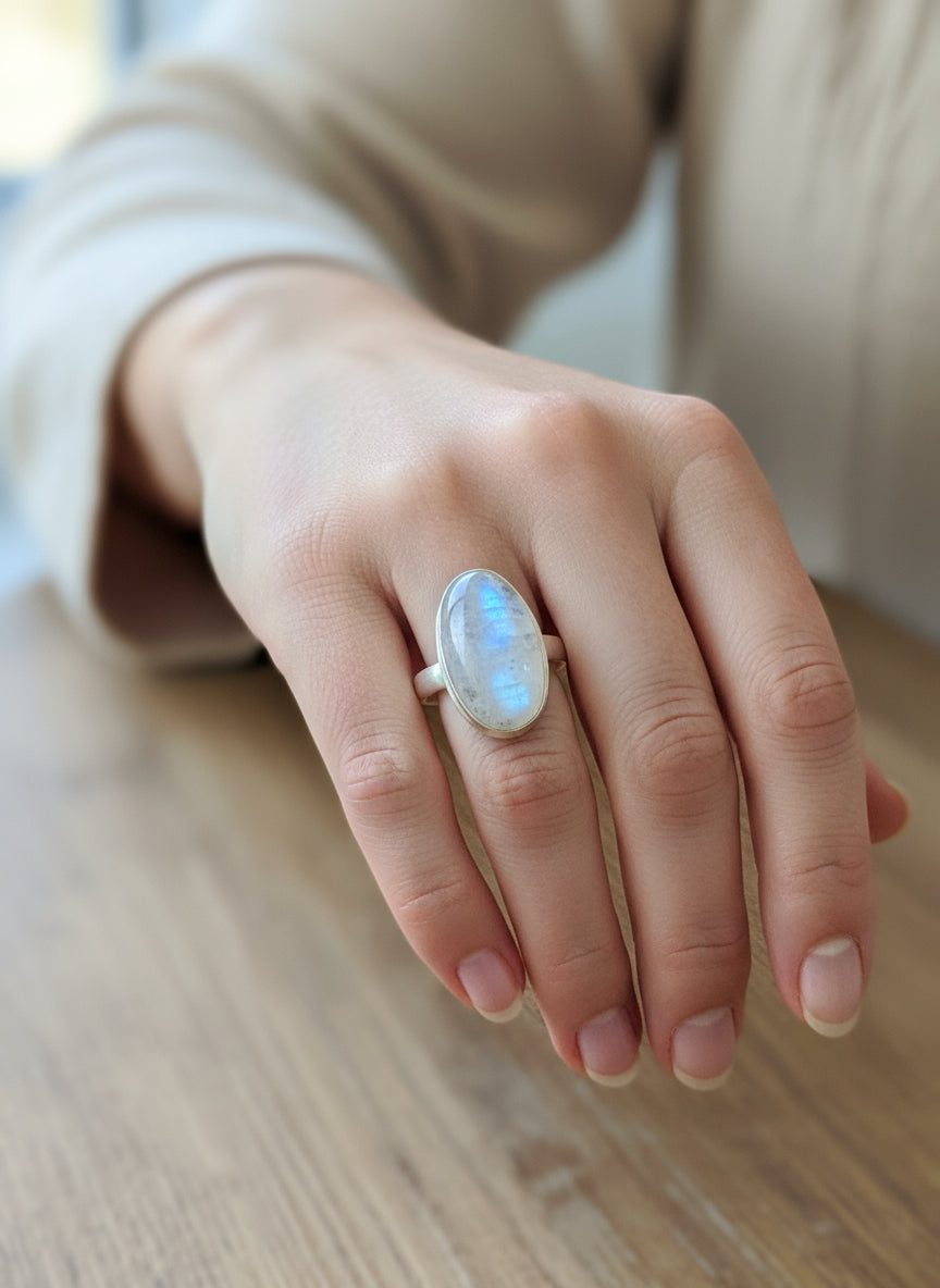 Anillo Adaptable con Piedra Luna en Plata – Joya para Intuición, Ciclos Femeninos y Armonía Emocional