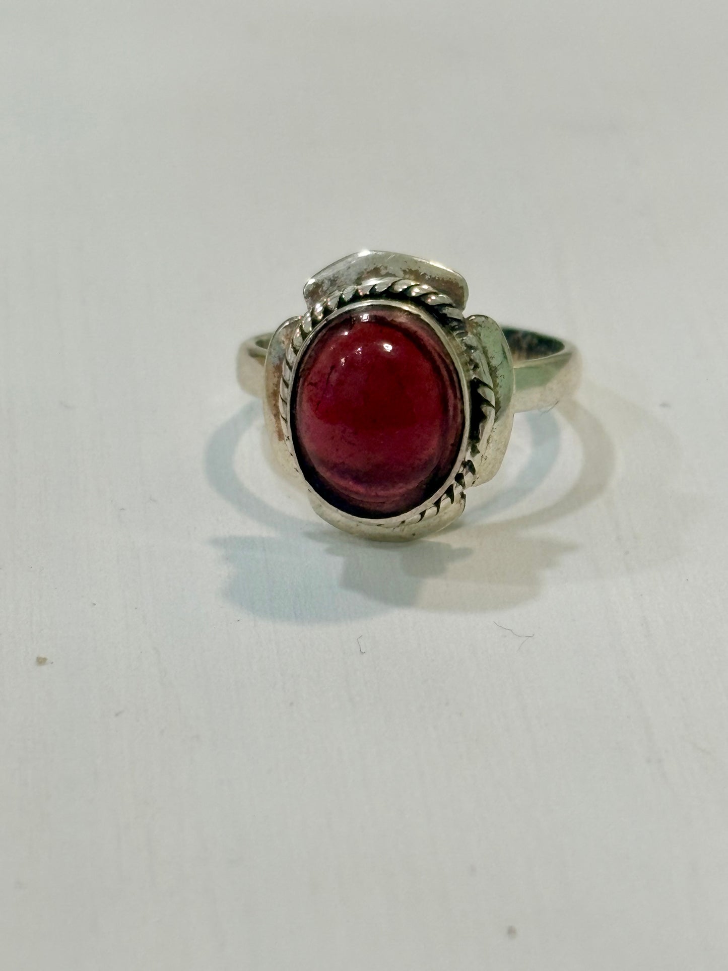 Anillo Adaptable con Granate en Plata – Joya para Fuerza Interior, Pasión y Protección Energética