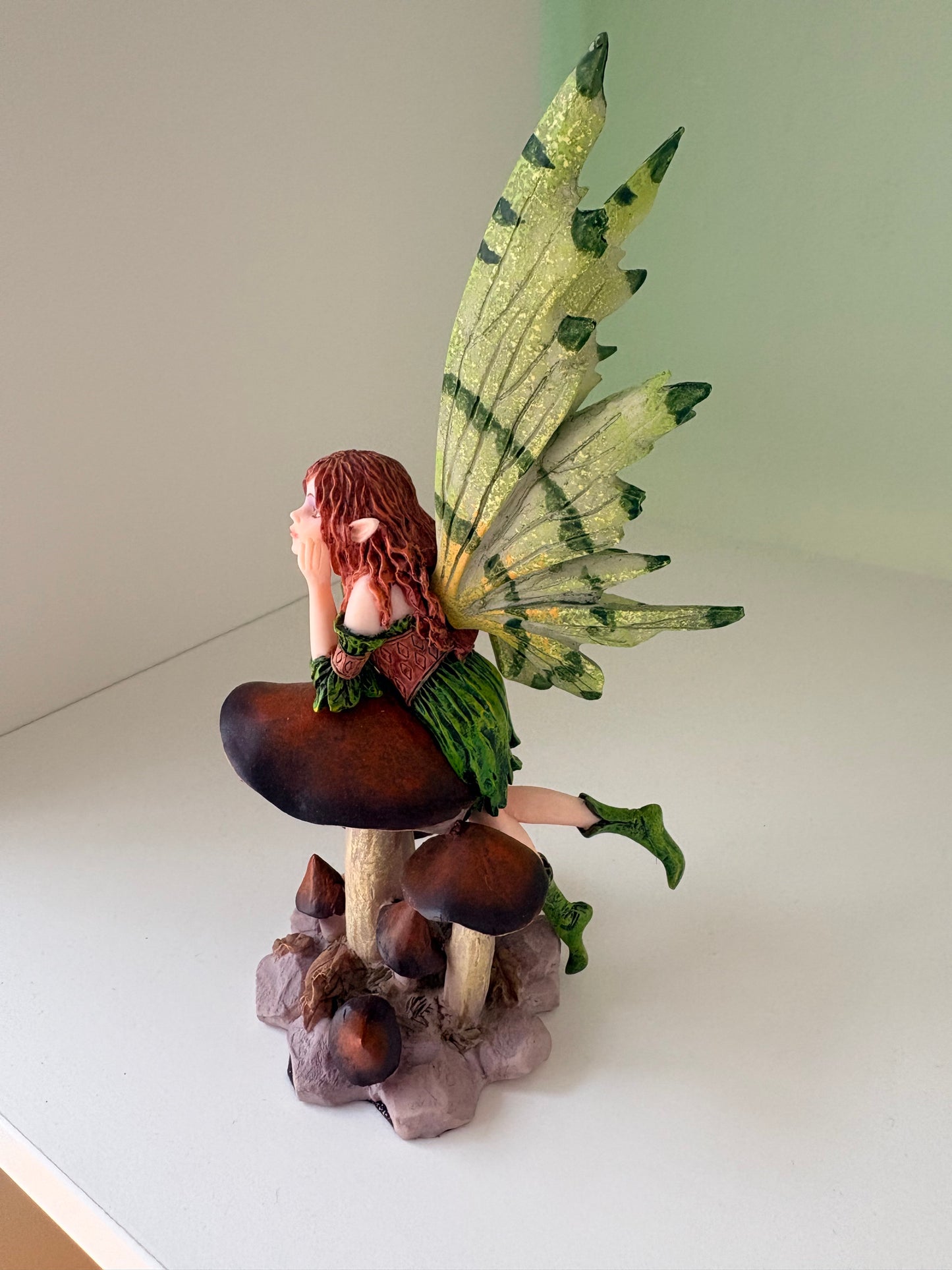 Figura Hada Sul en Seta con Alas Verdes Pintada a Mano – Decoración Mágica y Artesanal