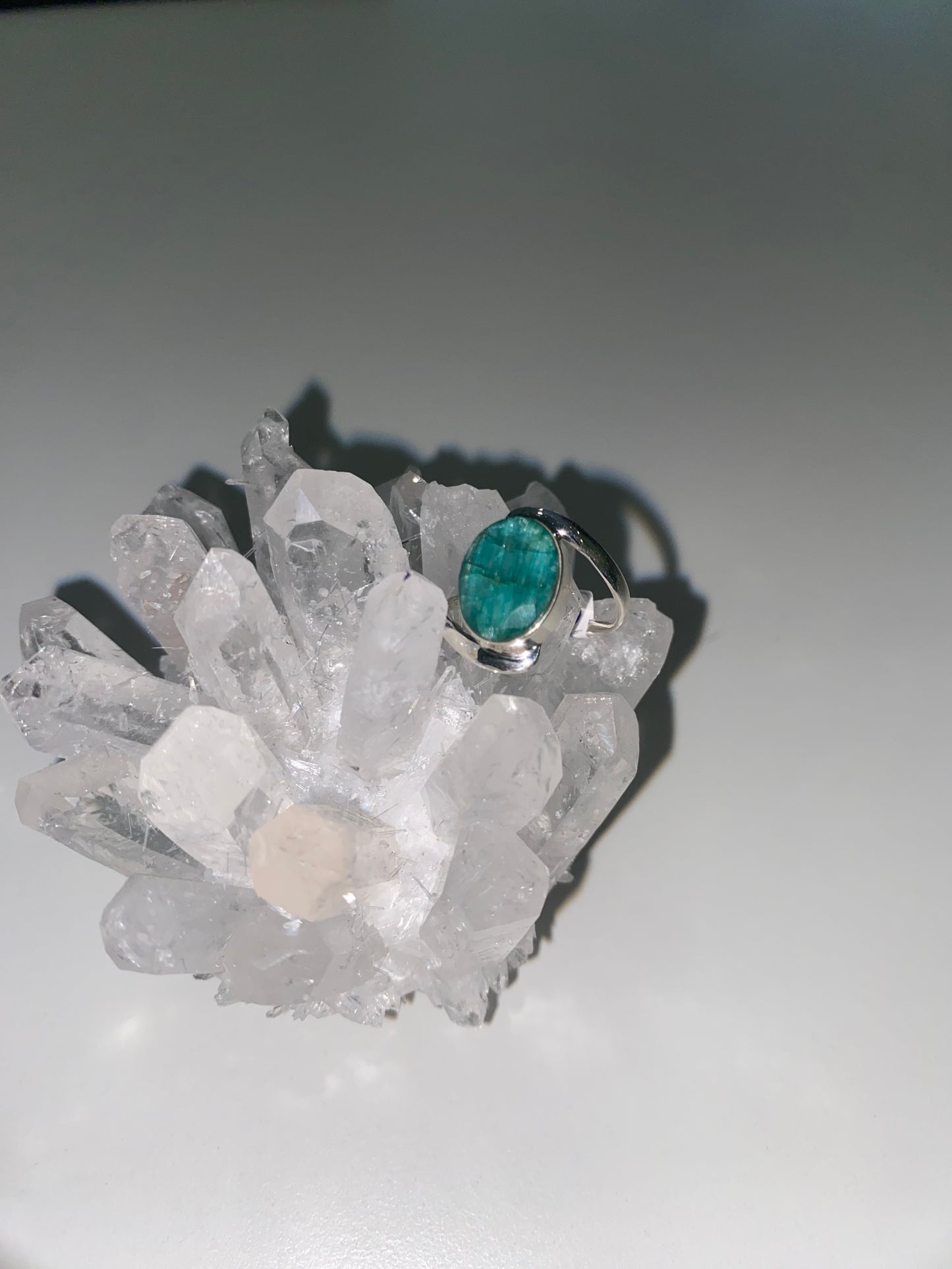 Anillo de Plata de Ley con Esmeralda Facetada Talla 16