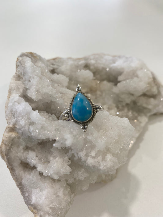 Anillo Ajustable de Plata de Ley con Larimar en Forma de Lágrima