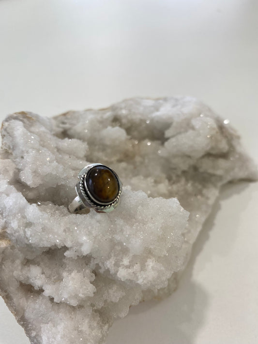 Anillo de Plata de Ley con Ojo de Tigre de 15 mm: Fuerza y Elegancia