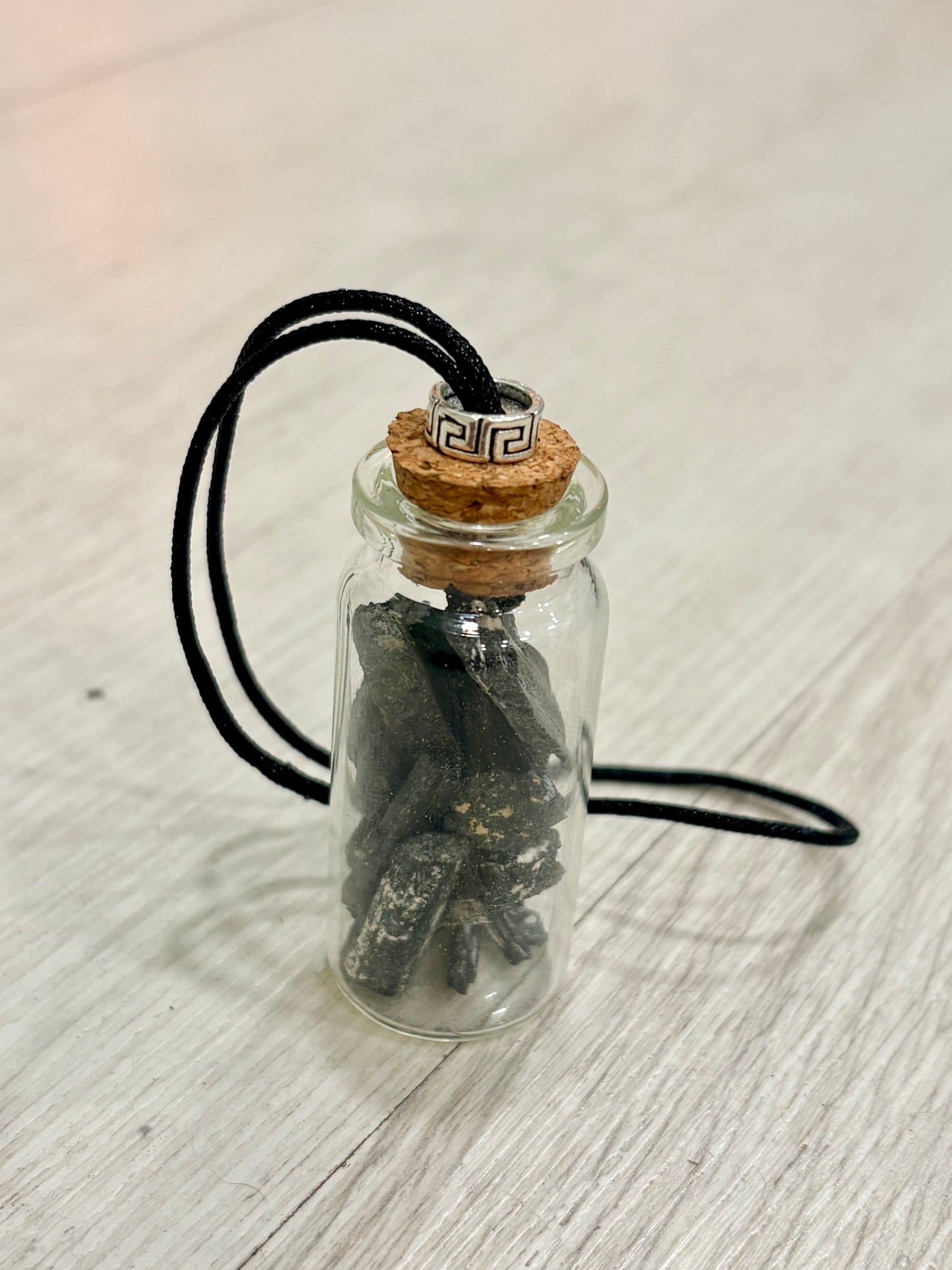 Bote Protector para el Coche con Turmalina en Bruto – Amuleto de Protección Energética y Seguridad en el Camino