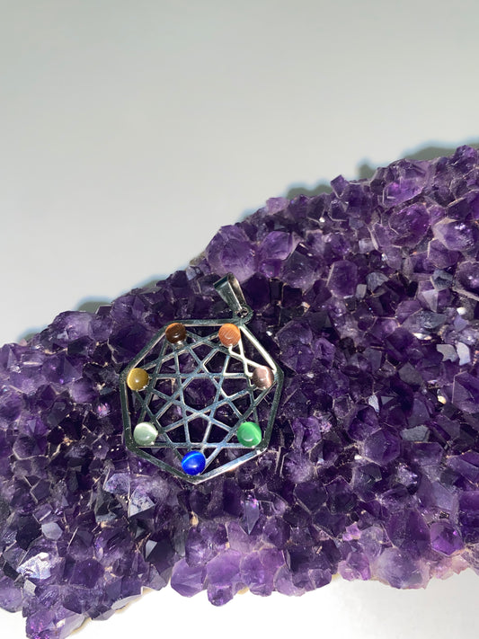 Colgante Estrella con Chakras en Acero Inoxidable: Armonía y Energía