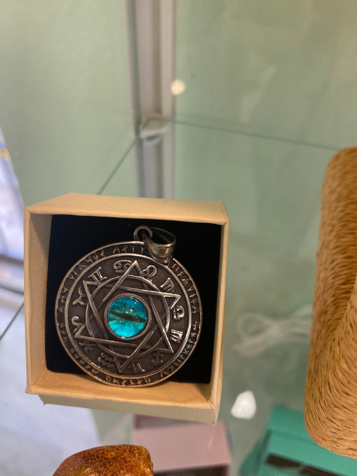 Colgante de Acero de Titanio con Estrella de David por Ambas Caras: Protección y Simbolismo