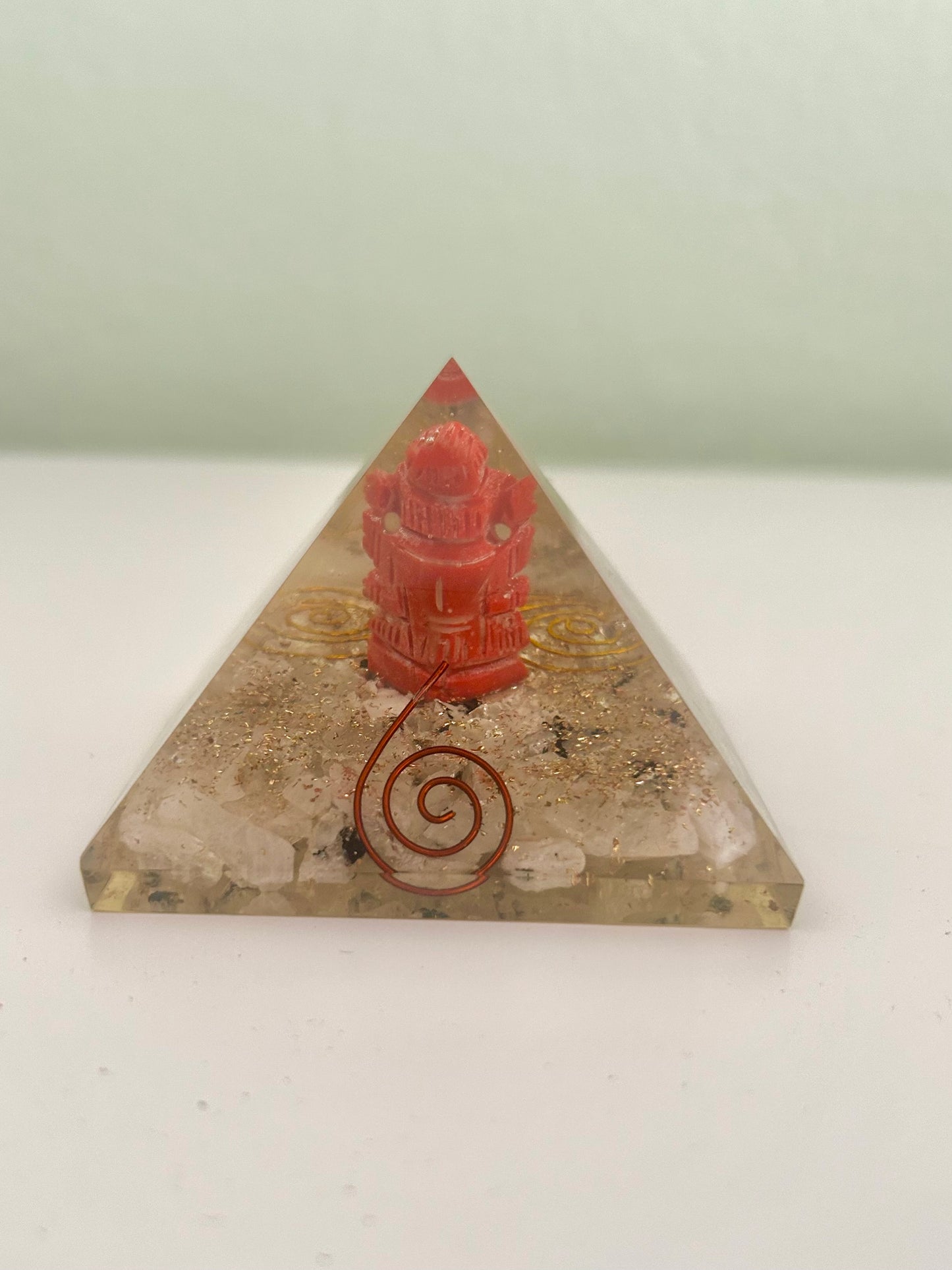 Pirámide de orgonita con piedra lunar