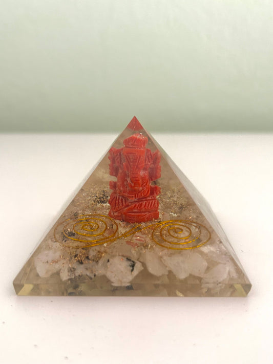 Pirámide de orgonita con piedra lunar