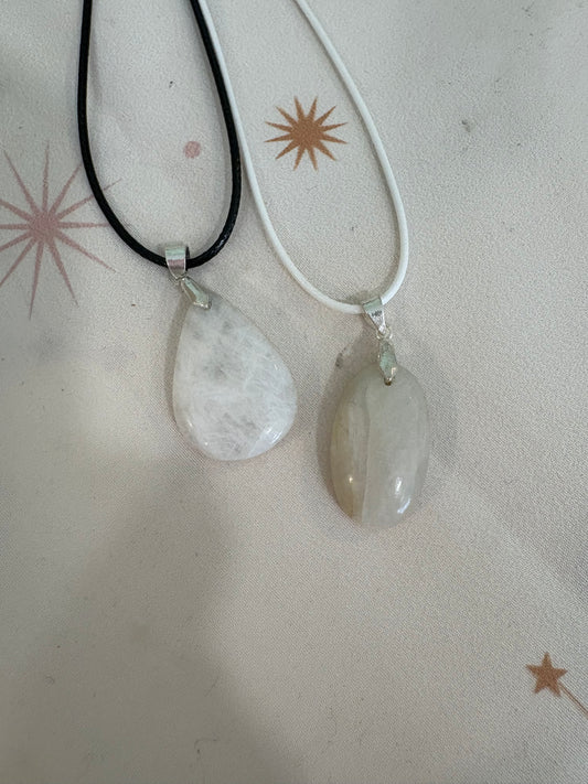 Colgante Gota de Piedra Luna – Elegancia Mística y Energía Femenina
