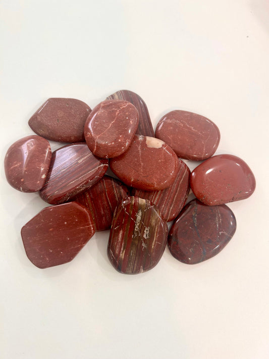 Rodado plano de jaspe rojo (1,95€ la unidad)
