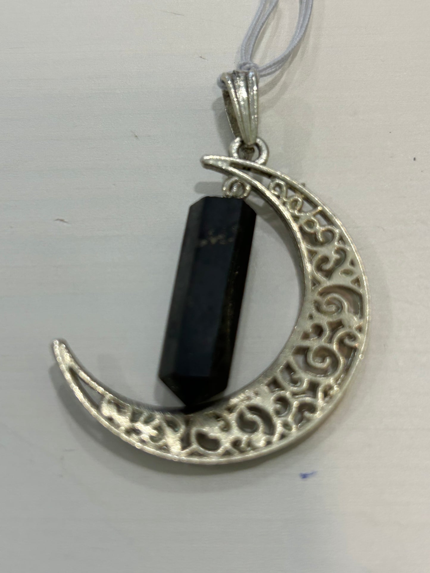 Colgante Luna con Shungita en Baño de Plata: Protección y Elegancia Esotérica